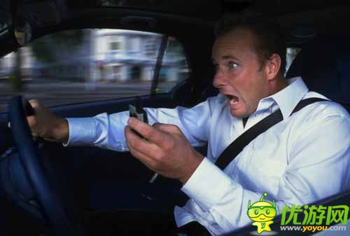 司機紅燈時玩手機 車輪前行65米？