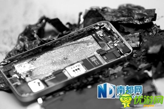 新買iPhone5S土豪金 開機自爆 電池?zé)苫覡a