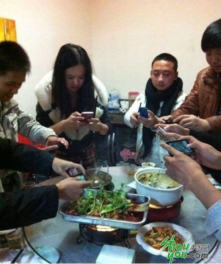 小伙因微信無人點(diǎn)贊郁悶 用手機(jī)猛砸腦門