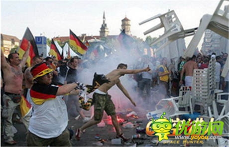 ”騷年“又要打砸搶？大批足球流氓正在來襲