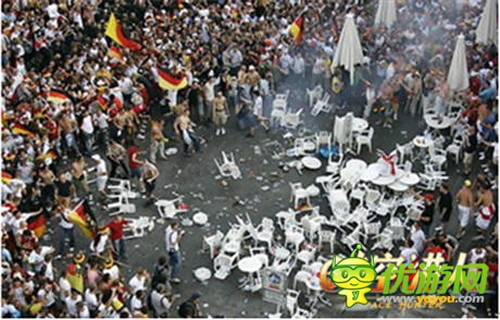 ”騷年“又要打砸搶？大批足球流氓正在來襲