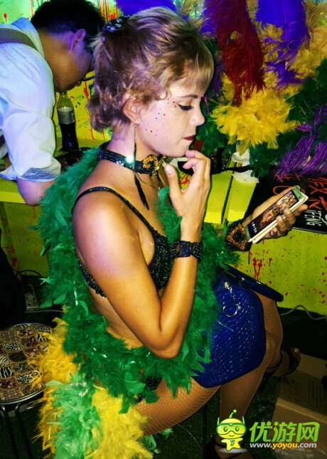 熱舞桑巴 巴西大妞三里屯邀你PK《一起闖三國》