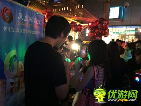 后海大鯊魚獻唱 鳳凰游戲閃耀三里屯