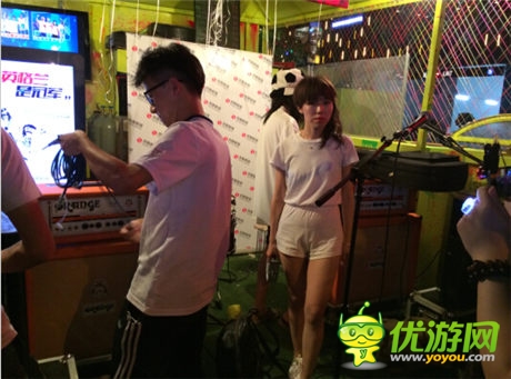 后海大鯊魚獻唱 鳳凰游戲閃耀三里屯