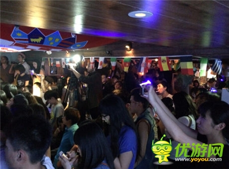 后海大鯊魚獻唱 鳳凰游戲閃耀三里屯