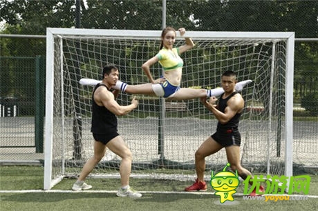 好舞蹈張洪藝助陣《足球大逆襲》大秀美腿一字馬