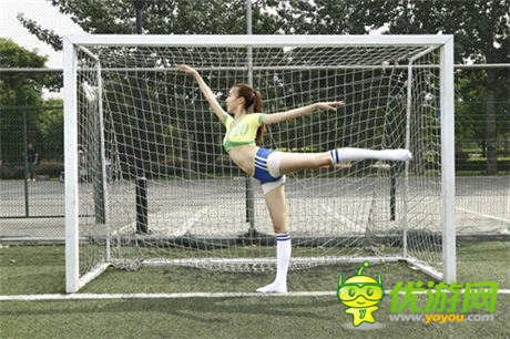 好舞蹈張洪藝助陣《足球大逆襲》大秀美腿一字馬