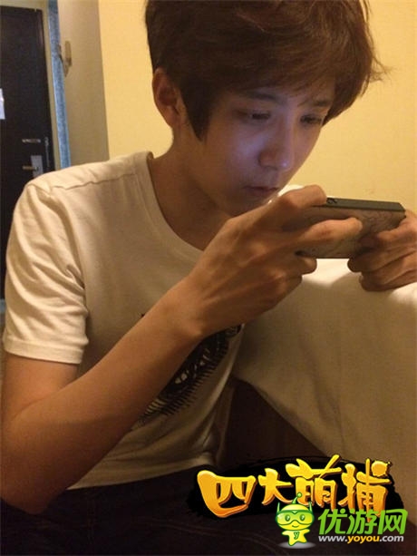 孔舒航沉迷《四大萌捕》特邀粉絲為“凌碩”畫角色