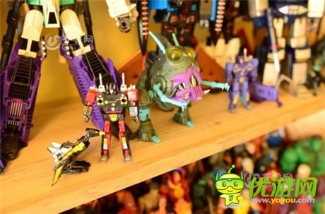 青島小夫妻收藏變形金剛12年 耗資20多萬元