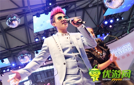 溫瑞安周韋彤出席游族CJ展臺(tái)《四大萌捕》首映禮