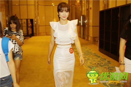 柳巖大變妝扮一襲純白驚爆《全民奇跡》發(fā)布會(huì)
