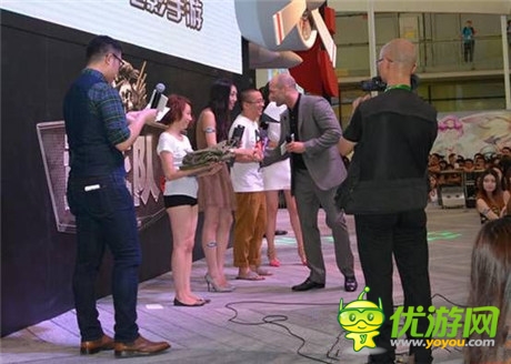 CJ2014:杰森斯坦森攜車模登臺 CJ史上最大牌亮相