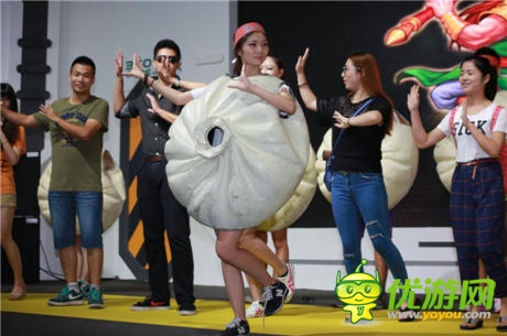 “包”小姐《三國戰(zhàn)紀(jì)》展臺露“陷”