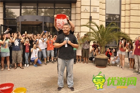 觸控科技CEO陳昊芝完成冰桶挑戰(zhàn) 點名中手游CEO肖健