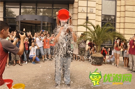 觸控科技CEO陳昊芝完成冰桶挑戰(zhàn) 點名中手游CEO肖健