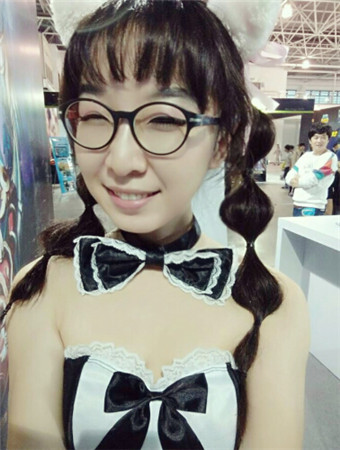 百變小圓醬《指尖刀塔》90后美女主播NEST電競賽躥紅