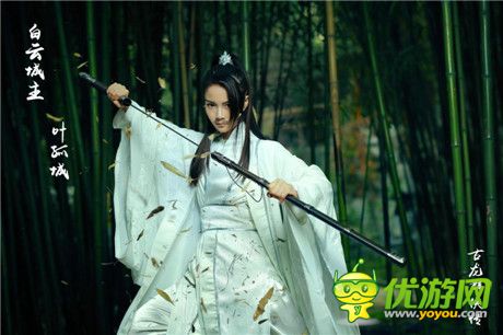 絕色雙嬌上演女女基情 行云COS叫板官方